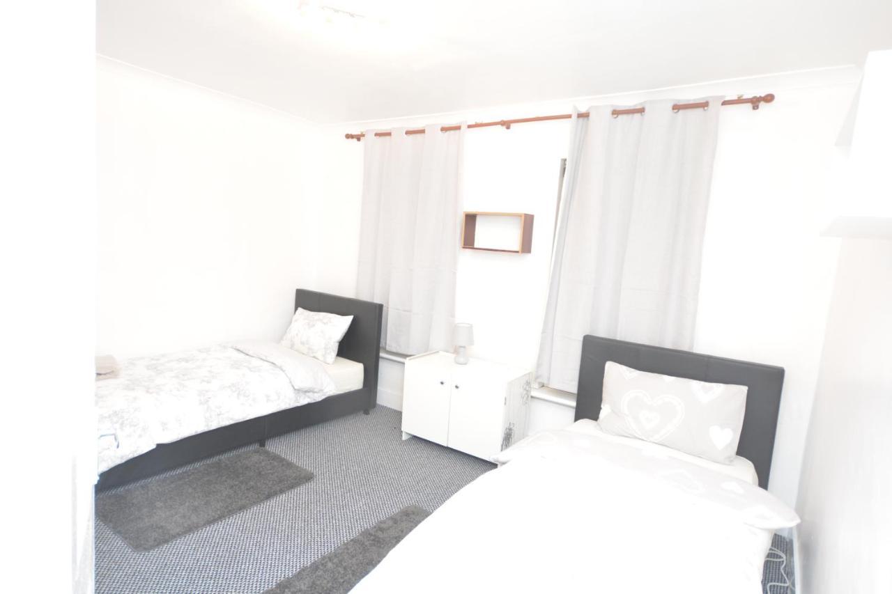 Lovely 3 Bedroom House Near Barking Station Exteriér fotografie